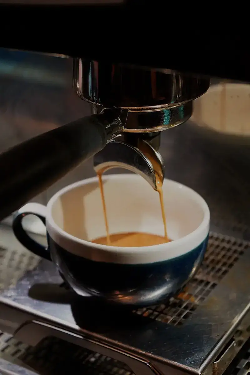 Double espresso extracting into a cup